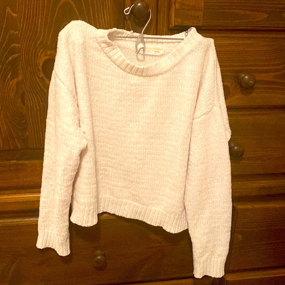 I’m selling this white crop sweater